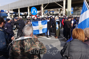 Συμβολικός αποκλεισμός στο Τελωνείο των Ευζώνων λίγο πριν την ψήφιση της Συμφωνίας των Πρεσπών (φωτογραφίες)