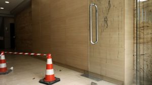 Επίθεση με βιτριόλι: Ποιοί μπαίνουν στο μικροσκόπιο των αρχών (vid)
