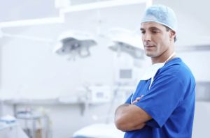 Σοκ στη Θεσσαλονίκη: Ψευτογιατρός εξαπατούσε καρκινοπαθείς με «θαυματουργά» φάρμακα (vid)