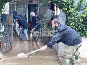 Θεσσαλονίκη – Πολίχνη: Μέλη της ΚΝΕ βοηθάνε τον κόσμο να αποκαταστήσει τις ζημιές – Στο σημείο και ο βουλευτής του ΚΚΕ Γ. Δελής (ΦΩΤΟ – ΒΙΝΤΕΟ)