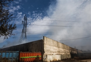 Υπό μερικό έλεγχο η πυρκαγιά στo εργοστάσιο της Softex στον Βοτανικό