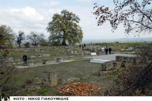 Λύνεται το «μυστήριο» με την Αφρικανή που... ψεκάζει αγάλματα