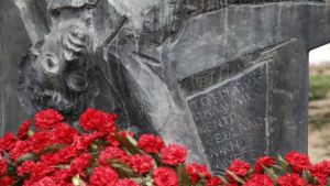 Θεσσαλονίκη: Κατάθεση στεφάνων στη μνήμη των εργατών που έχασαν τη ζωή τους το Μάη του 1936