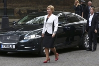 Η Τερέζα Μέι δέχεται να συζητηθούν οι όροι του Brexit στη Βουλή