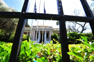 Σπέκουλα Μαξίμου με τα Paradise Papers και ηχηρά «φάλτσα»