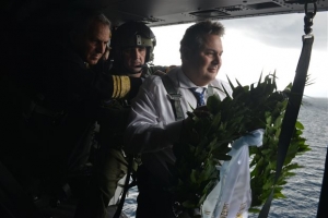 Απάντηση Καμμένου στην τουρκική πρόκληση στα Ιμια - «Πέταξε» πάνω από τη βραχονησίδα και απέτισε φόρο τιμής ρίχνοντας στεφάνι