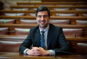 ΠΑΣΟΚ: Νέος εκπρόσωπος Τύπου του κόμματος ο Θανάσης Γλαβίνας