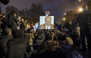 «Πάμε καλύτερα» λέει ο Ολάντ στους Γάλλους, όμως δύσκολα πείθονται...