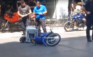 Θεσσαλονίκη: Η ανακοίνωση της ΕΛ.ΑΣ για τον τραγικό θάνατο του διανομέα – Αναζητείται ο οδηγός του ΙΧ