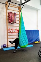 Διεπιστημονικό Κέντρο Kinesis: Η αιώρα στο κουκούλι - Θεραπευτική διαδικασία για την ανάπτυξη των παιδιών μέσω του παιχνιδιού