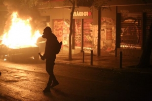 Νέα επεισοδιακή νύχτα γύρω από το Πολυτεχνείο