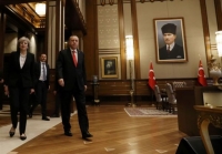 «Κατανόηση» Μέι στις θέσεις της Τουρκίας για εγγυήσεις στο Κυπριακό