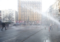 Δακρυγόνα και αντλίες νερού κατά διαδηλωτών στην πλατεία Ταξίμ