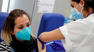Covid-19: Ένας στους τέσσερις Ισπανούς έχει λάβει τουλάχιστον μία δόση εμβολίου