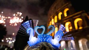 Η υφήλιος υποδέχεται το νέο έτος με ελπίδες και προκλήσεις