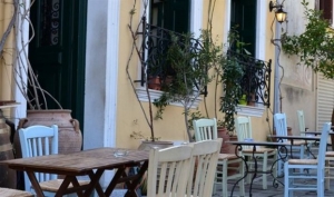 Δήμος Αθηναίων: Τραπεζάκια έξω αλλά με το... μέτρο