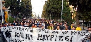 Οπαδοί της ΑΕΚ έκαψαν προεκλογικό περίπτερο του ΣΥΡΙΖΑ