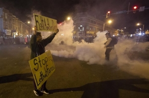 Συγκρούσεις στην Βαλτιμόρη μεταξύ διαδηλωτών-αστυνομίας παρά την απαγόρευση της κυκλοφορίας