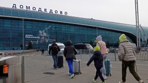 Αναστολή πτήσεων στα αεροδρόμια της Μόσχας λόγω επιθέσεων – Νεκρή γυναίκα από ουκρανικό πλήγμα
