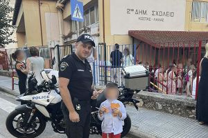 Ενημερωτικό υλικό για την οδική ασφάλεια και την κυκλοφοριακή αγωγή διένειμαν αστυνομικοί