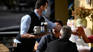 Bild: Η Μέρκελ θέλει να κλείσουν όλα τα μπαρ και τα εστιατόρια λόγω COVID-19