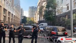 Ουκρανία: Άνδρας απειλεί να πυροδοτήσει χειροβομβίδα μέσα στο υπουργικό συμβούλιο – «Δεν θα φύγω ζωντανός» (Vid – Live)