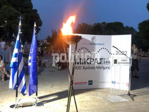 100 χρόνια από τη Μικρασιατική καταστροφή -Θεσσαλονίκη : Εκατό φαναράκια «Για τις ψυχές που χάθηκαν…» άναψαν στον Λευκό Πύργο (pics &amp; vid)