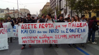 Φοιτητές – μαθητές διαδηλώνουν στα Προπύλαια κατά του πολέμου στη Συρία