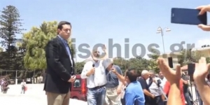 Επεισόδιο μεταξύ Νότη Μηταράκη και διαδηλωτών στη Χίο