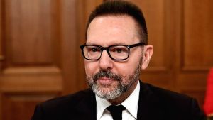 Εγκαινιάστηκε η έκθεση «Διαδρομές στην τέχνη» από τον διοικητή της ΤτΕ Γιάννη Στουρνάρα στη Δημοτική Πινακοθήκη Χανίων
