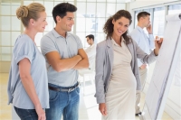 Το μισθολογικό κόστος μειώνεται, αλλά οι εργοδότες δεν κάνουν προσλήψεις