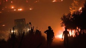 Σιθωνία: Σε ύφεση η πυρκαγιά