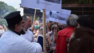 Ένταση στον Προφήτη Ηλία Ηλιούπολης – Διαδηλωτές συνεπλάκησαν με πιστούς