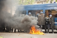 Η Γαλλία σε απεργιακό κλοιό - Πυρπόλησαν περιπολικό στο Παρίσι
