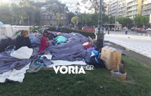 <div>Πρόσφυγες κατασκήνωσαν στο κέντρο της Θεσσαλονίκης [Εικόνες &amp; Βίντεο]</div>