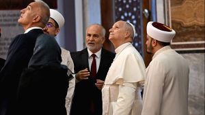 Κωνσταντινούπολη: Ο πάπας Λέων επισκέπτεται το Μπλε Τζαμί με σεβασμό αλλά χωρίς προσευχή