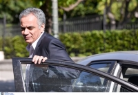«Οκτώ νομοσχέδια και ένα στικάκι» παρέδωσε ο Κουρουμπλής στον Σκουρλέτη (live)