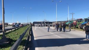 Θεσσαλονίκη: Ξανά στην κυκλοφορία η Μουδανίων – Οι αγρότες αποσύρουν τα τρακτέρ (pics &amp; vids)