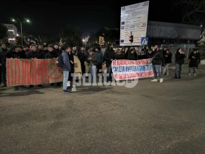 Θεσσαλονίκη: Διαμαρτυρία φοιτητών έξω από το ΑΠΘ κατά της αστυνομικής επέμβασης (ΒΙΝΤΕΟ)