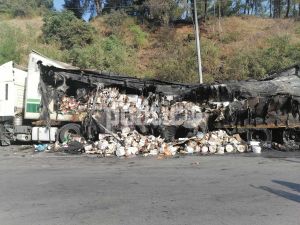 Θεσσαλονίκη: Νταλίκα καταστράφηκε ολοσχερώς από πυρκαγιά – Ουρές χιλιομέτρων