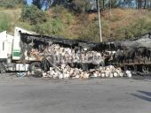 Θεσσαλονίκη: Νταλίκα καταστράφηκε ολοσχερώς από πυρκαγιά – Ουρές χιλιομέτρων