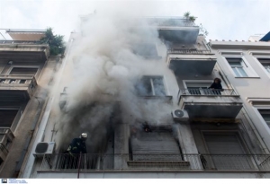 Σβήστηκε η πυρκαγιά σε διαμέρισμα στο κέντρο της Αθήνας