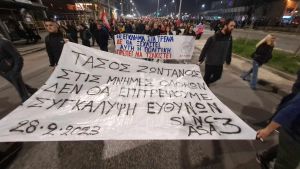 Θεσσαλονίκη – Συλλαλητήριο έξω από τον ΟΣΕ: Ρίγη συγκίνησης και υπόσχεση να μην ξεχαστεί το δυστύχημα στα Τέμπη