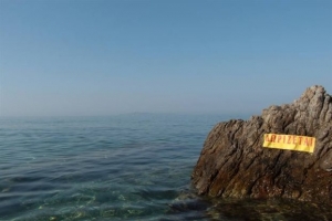 Μια ολλανδή εικαστικός κλείνει το μάτι στην Αθήνα της κρίσης