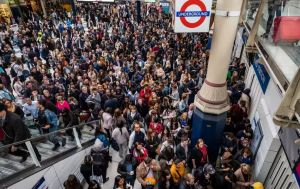 Βρετανία: Στους δρόμους χιλιάδες πολίτες την ημέρα παρουσίασης του κρατικού προϋπολογισμού