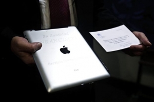 Ουρουγουάη: στα 30.500 δολάρια δημοπρατήθηκε iPad του Πάπα