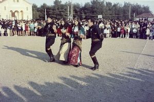 Πριν 51 χρόνια. Στην αυλή των σχολείων του Πολυκάστρου