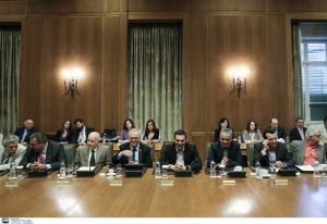Συναγερμός στην κυβέρνηση για τους συμβασιούχους