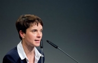 Το ξενοφοβικό AfD ζητά χρήση όπλων κατά των προσφύγων στην Γερμανία