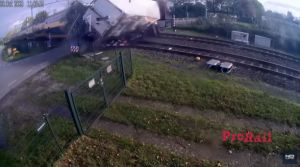 Ολλανδία: Σοκαριστική σύγκρουση επιβατικού τρένου με φορτηγό – Πέντε τραυματίες, βίντεο-ντοκουμέντο από τη στιγμή του ατυχήματος
